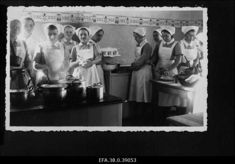 Rakvere Naiskutsekooli kodumajandusosakond.