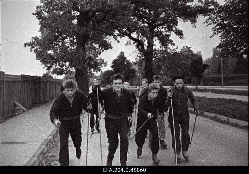 Grupp Rakvere koolinoori-suusatajaid treeningul.