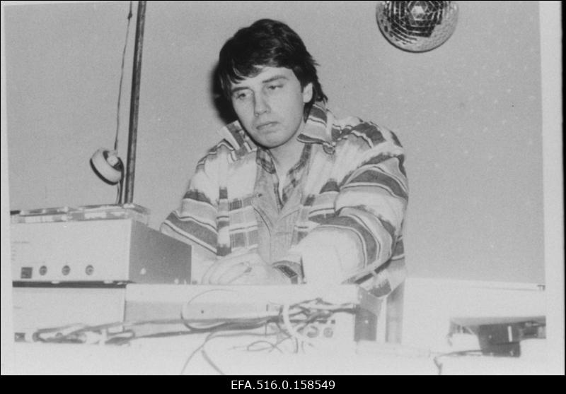 Rakvere kultuurifirma “M & H” juht Priit Koppel uusaastapeol endises kinomajas “Lembitu”.