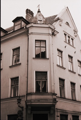 Elu- ja ärihoone Pikk 27 Tallinnas, vaade. Arhitekt Otto Schott, ümberehitus Eugen Habermann  similar photo