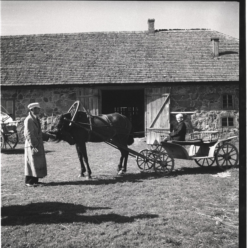 Kõlu talu, hoovil hobuvanker, vasakul peremees Johann Millistfer, paremal vankril istumas tema tütar Ingrid Millistfer