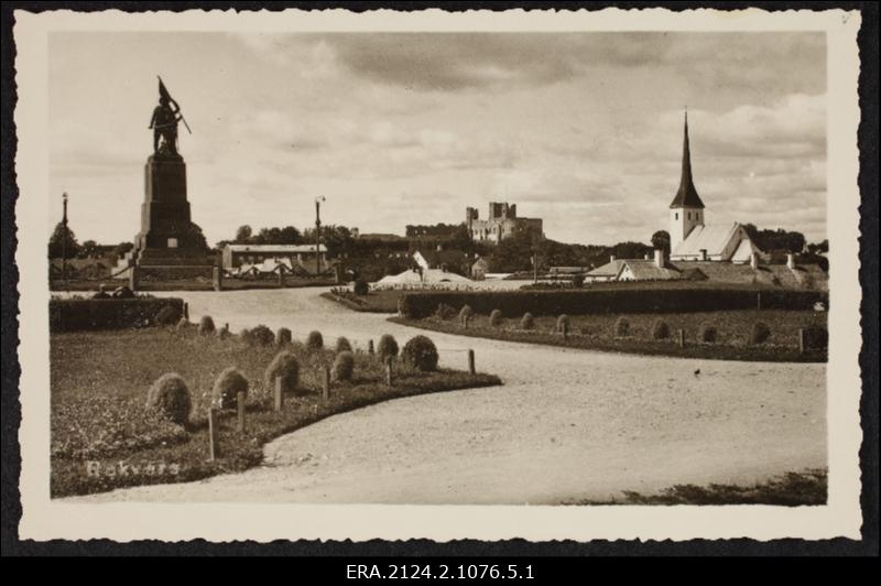 Vaade Vabadussõja Mälestussambale Rakveres, taustal Rakvere Kolmainu kirik ja Rakvere Vallimägi