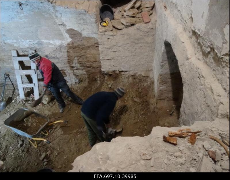 Riisipere mõis. Mõisa peahoone renoveerimistööd. Võlvkeldri väljakaevamine.