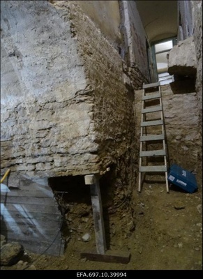 Riisipere mõis. Mõisa peahoone renoveerimistööd. Võlvkeldri väljakaevamine.  similar photo