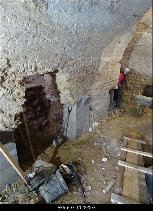 Riisipere mõis. Mõisa peahoone renoveerimistööd. Võlvkeldri väljakaevamine.