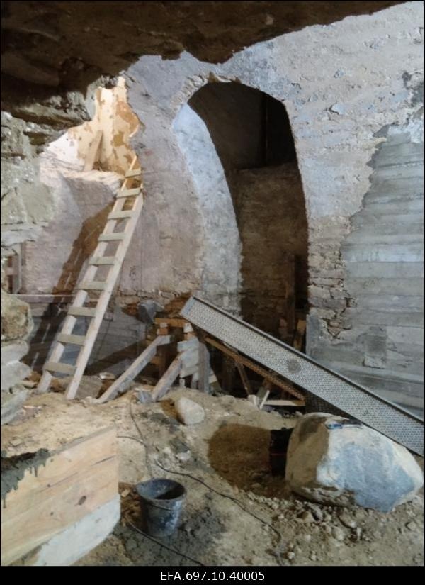 Riisipere mõis. Mõisa peahoone renoveerimistööd. Võlvkeldri väljakaevamine.