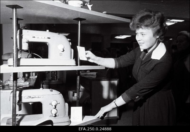 Tallinna Kaubamaja elektritarvete müüja Evi Alvet tutvustab ostjatele uusi hindu.