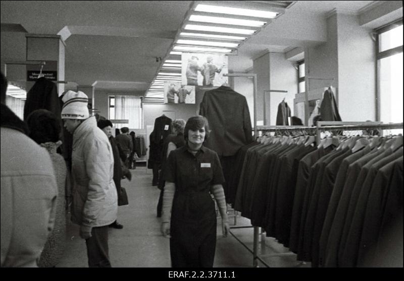Leena Medvedjeva, Tallinna Kaubamaja meeste ülikondade osakonna müüja, saadikukandidaat nõukogusse