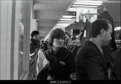 Leena Medvedjeva, Tallinna Kaubamaja meeste ülikondade osakonna müüja, saadikukandidaat nõukogusse  similar photo