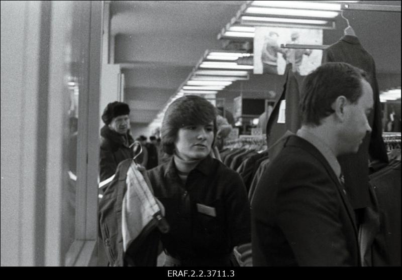 Leena Medvedjeva, Tallinna Kaubamaja meeste ülikondade osakonna müüja, saadikukandidaat nõukogusse