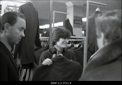 Leena Medvedjeva, Tallinna Kaubamaja meeste ülikondade osakonna müüja, saadikukandidaat nõukogusse  similar photo
