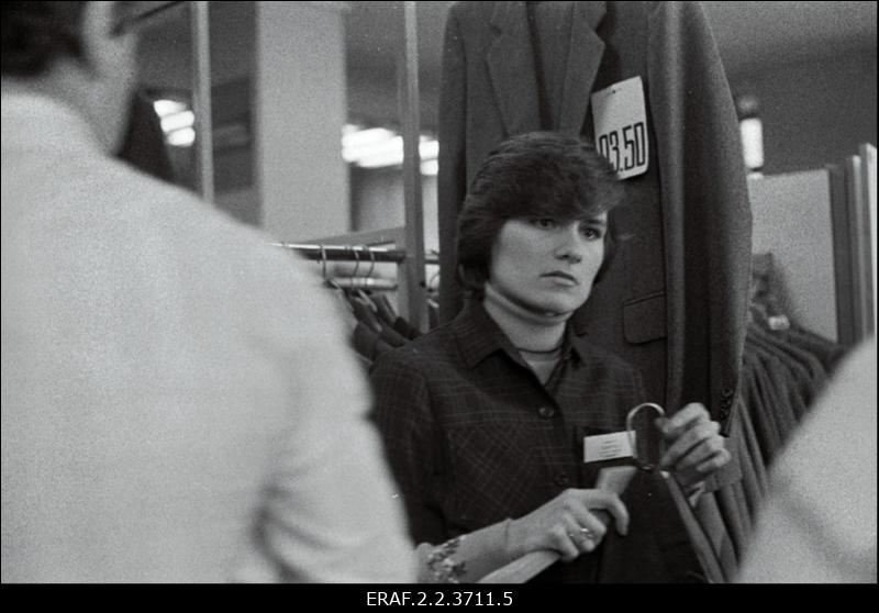 Leena Medvedjeva, Tallinna Kaubamaja meeste ülikondade osakonna müüja, saadikukandidaat nõukogusse