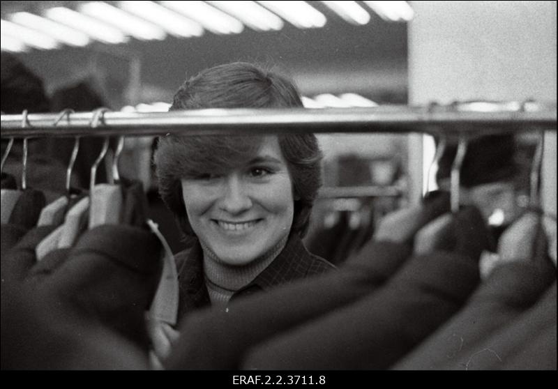 Leena Medvedjeva, Tallinna Kaubamaja meeste ülikondade osakonna müüja, saadikukandidaat nõukogusse