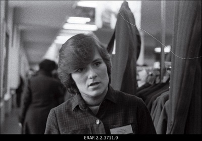 Leena Medvedjeva, Tallinna Kaubamaja meeste ülikondade osakonna müüja, saadikukandidaat nõukogusse  similar photo