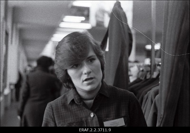 Leena Medvedjeva, Tallinna Kaubamaja meeste ülikondade osakonna müüja, saadikukandidaat nõukogusse