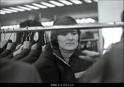 Leena Medvedjeva, Tallinna Kaubamaja meeste ülikondade osakonna müüja, saadikukandidaat nõukogusse  similar photo