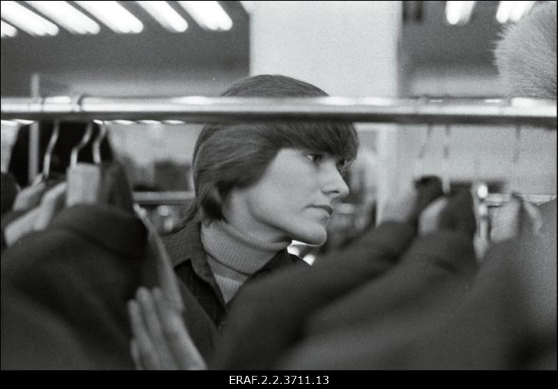 Leena Medvedjeva, Tallinna Kaubamaja meeste ülikondade osakonna müüja, saadikukandidaat nõukogusse