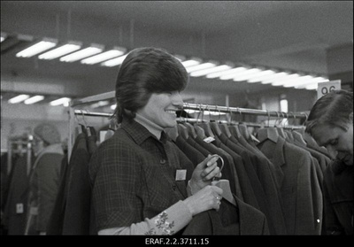 Leena Medvedjeva, Tallinna Kaubamaja meeste ülikondade osakonna müüja, saadikukandidaat nõukogusse  similar photo