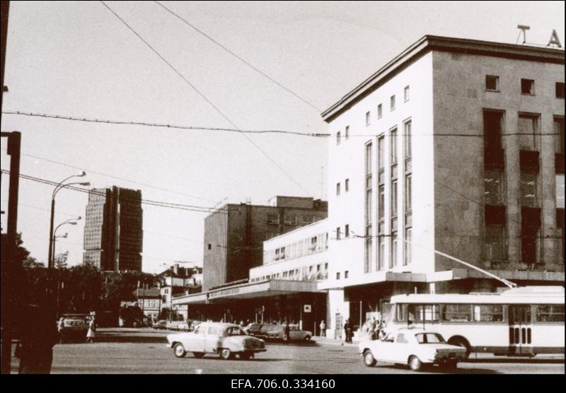 Vaade Tallinna Kaubamajale koos juurdeehitusega, tagaplaanil "Tööstusprojekti " hoone ja hotell "Olümpia".