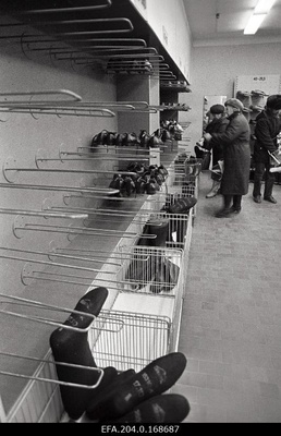 Tartu Kaubamaja jalatsiosakond.  duplicate photo