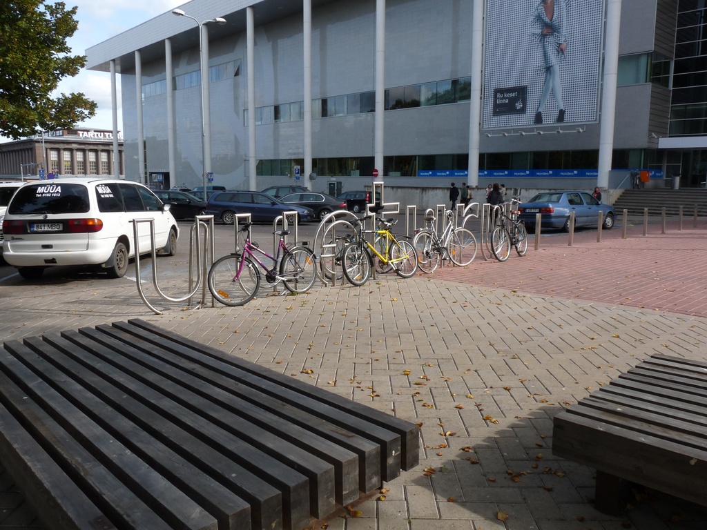 Jalgrattahoidja tänavanimega 'uueturu' Tartus Küüni tänaval Tartu uue kaubamaja kõrval, 22. september 2012 - Jalgrattahoidja tänavanimega "Uueturu" Tartus Küüni ja Uueturu tänava nurgal Tartu uue kaubamaja kõrval, 22. september 2012