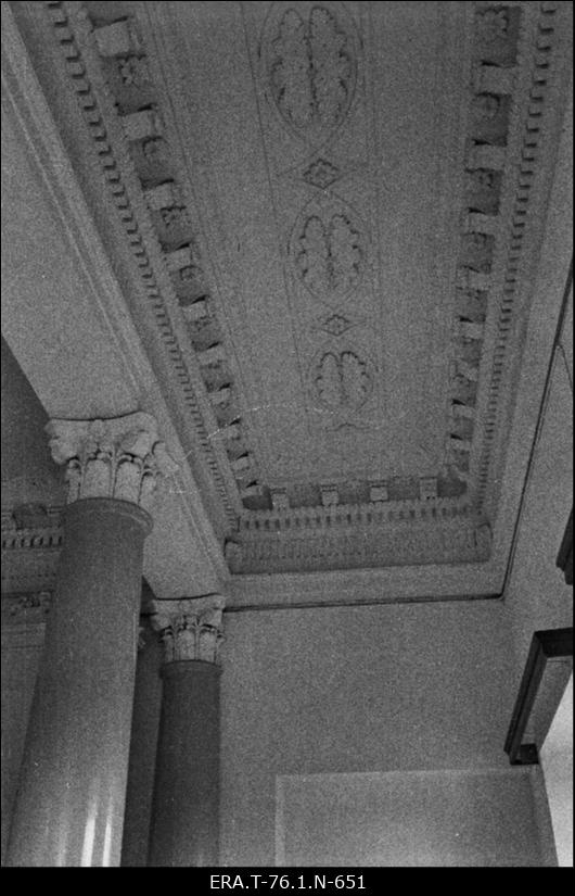 Riisipere mõis. "Valge saali" lagi sammastega