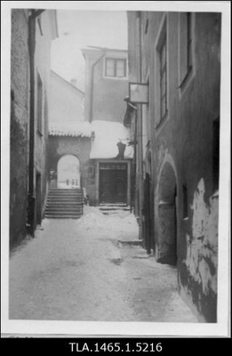 "Nõelasilm" -kitsas võlvitud käik Harju tänavalt Niguliste kirikuni viinud Trepi tänava lõpus.  duplicate photo