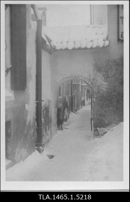 "Nõelasilm" -kitsas võlvitud käik Harju tänavalt Niguliste kirikuni viinud Trepi tänava lõpus.  duplicate photo