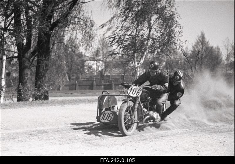 Eesti NSV 1951.a mootorispordi esivõistlused Tallinna Riiklikul Hipodroomil. 650 cm3 mootorrataste klassis tšempionitiitli võitnud Olev Kaseorg ja kaassõitja Heldur Ploompuu.