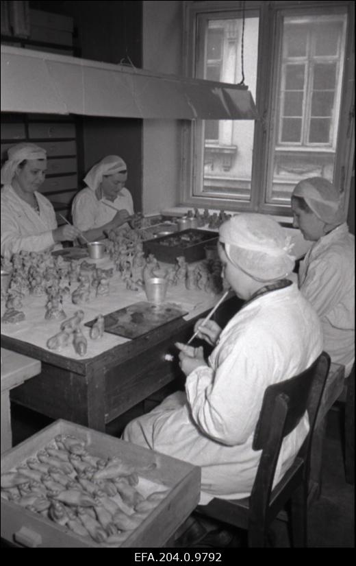 Tallinna Leivakombinaadi kondiitritoodete tsehhis. Martsipanikujukeste dekoreerimine värvidega.