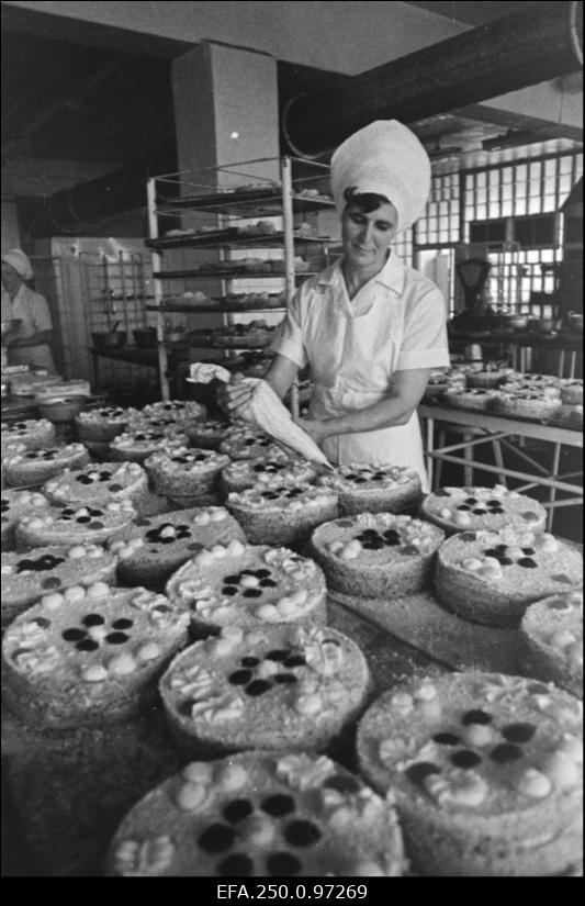 Vabariigi toiduainete tööstuse parim kondiiter Hilja Kont tootmiskoondisest „Leibur“ oma töö juures.