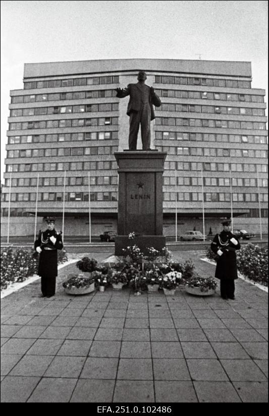 Lilledega kaunistatud V.I. Lenini monument ÜLKNÜ 61. aastapäeval.