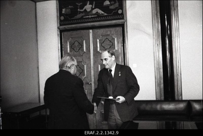 Arnold Meri autasustamine ENSV Ülemnõukogu Presiidiumis.  similar photo