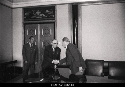 Arnold Meri autasustamine ENSV Ülemnõukogu Presiidiumis.  similar photo
