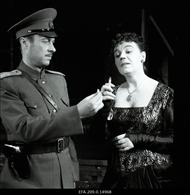 Stseen K. Trenjovi näidendist Ljubov Jarovaja. Mihhail Jarovoi - Ants Eskola, masinakirjutaja Pavla Petrovna Panova - Lisl Lindau.