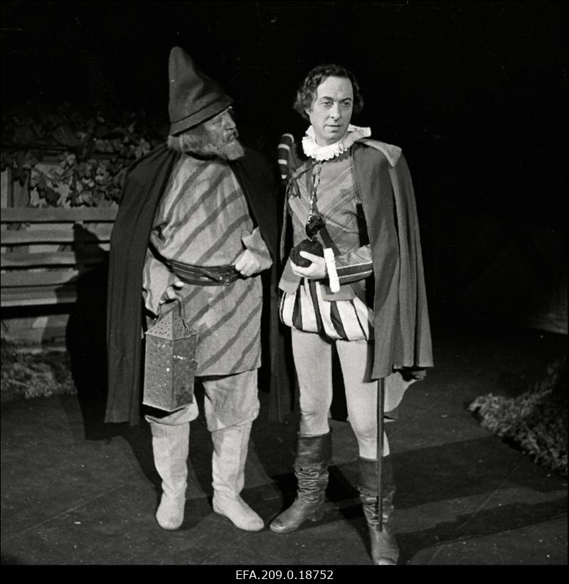 Stseen William Shakespeare´i komöödiast Nagu teile meeldib. Paremalt Orlando - Ants Eskola.