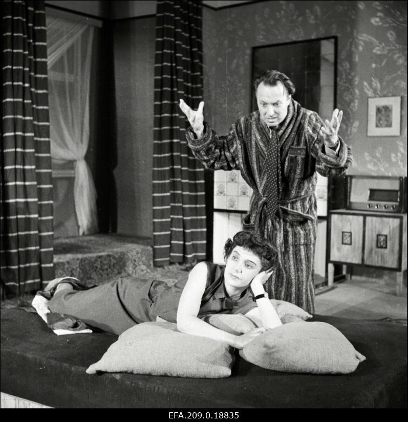 Stseen Egon Ranneti näidendist Südamevalu. Mari - Elts Kornel - Ellen Liiger, Roland Kriisk - Eesti NSV teeneline kunstnik Ants Eskola.