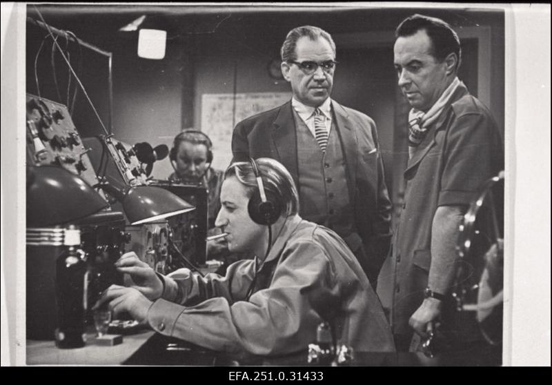 Kaader filmistuudio Tallinnfilm filmist "Kutsumata külalised";  näitlejad (vasakult) A. Kruusement, K. Karm ja A. Eskola.