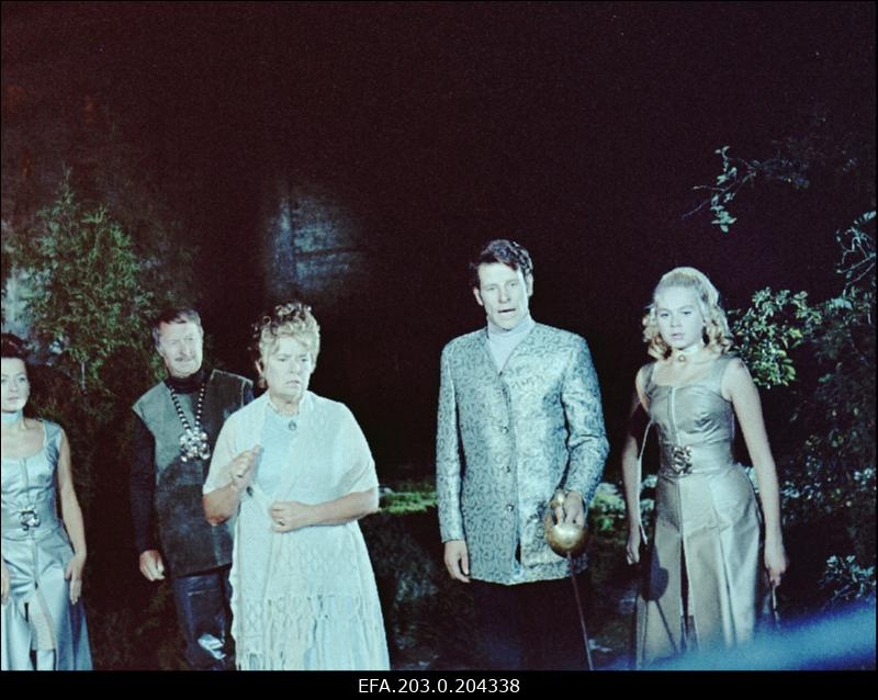 Stseen Tallinnfilmi mängufilmist "Don Juan Tallinnas". Vasakult: Rosita (Irina Kuberskaja), Don Ottavio (Ants Eskola), Donna Laura (Sophie Sooäär), Komtuur (Jaak Tamleht), Lucia (Merle Aru).
