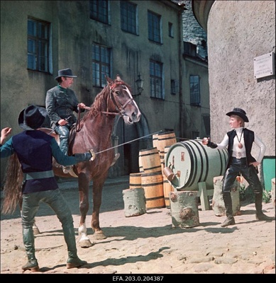 Stseen Tallinnfilmi mängufilmist "Don Juan Tallinnas". Don Juan (Gunta Virkava) valmistub lahinguks Don Ottavio (Ants Eskola) ja Komtuuri (Jaak Tamleht) vastu.  similar photo