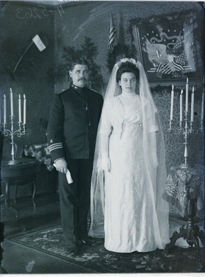 Ameerika Ühendriikide mereväe ohvitser Henry Reissar koos abikaasaga pulmapäeval.  similar photo