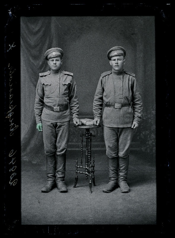 Kaks sõjaväelast, (foto tellija Andreanoff [Andreanov]).