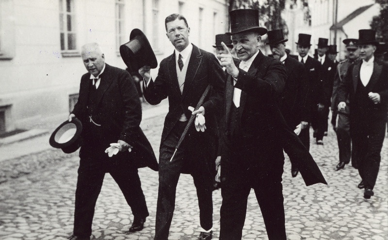 Rootsi kroonprints Gustav Adolf Eesti Vabariigi riigivanem J. Teemanti ja rektor J. Kõpuga teel Tartu ülikooli kirikust aulasse.