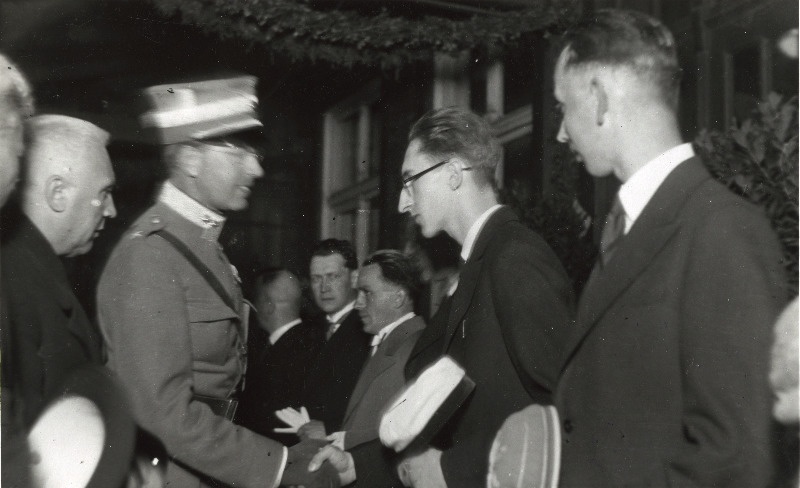 Rootsi kroonprintsile Gustav Adolfile esitletakse üliõpilaskonna esimeest J. Tõnissoni (EÜS) ja abiesimeest I. Lille (Sakala).