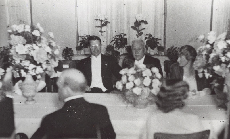 Rootsi kroonprints Gustav Adolf ja Eesti Vabariigi riigivanem J. Teemant banketil Eesti Üliõpilasseltsi majas.