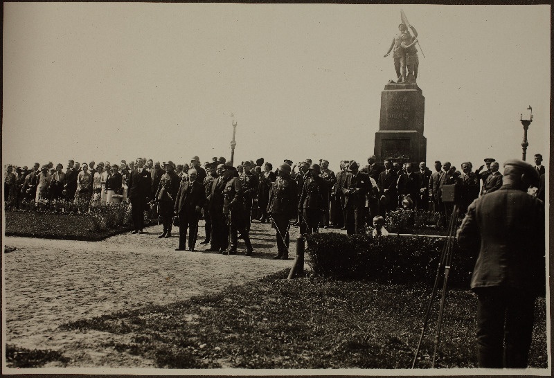 Riigivanema ja diplomaatilise korpuse ringsõit Eestis suvel 1931. Riigivanem koos välissaadikutega väeosade, kaitseliidu ja seltskondlike organisatsioonide paraadil Vabadussõja mälestussamba ees paraadi vaatamas.