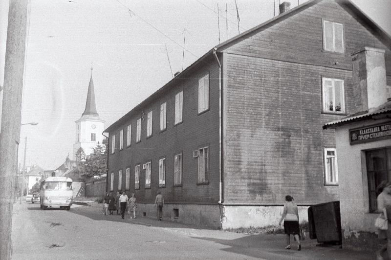 Vaade tänavale, tagaplaanil Valga Jaani kirik.