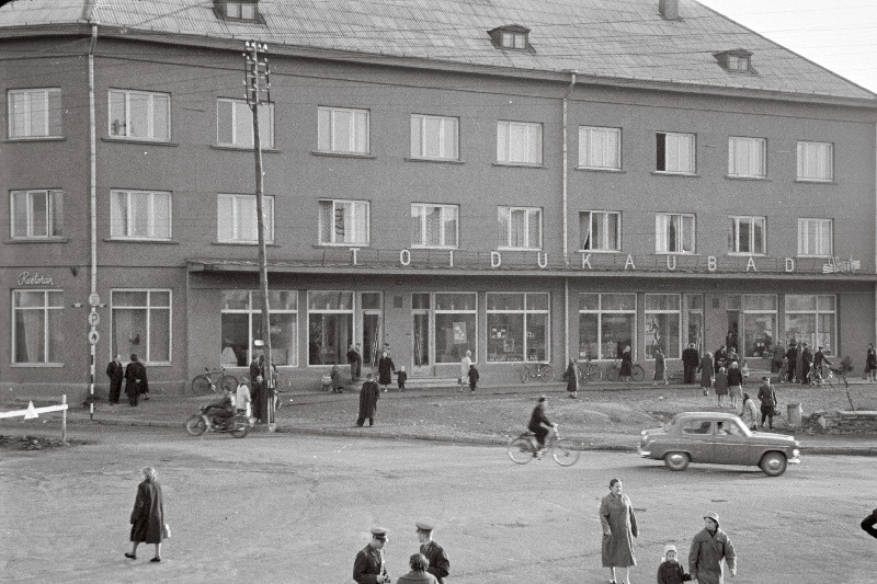 Uus elumaja ja kauplus Valgas.