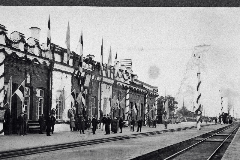 Soomusrongi nr.2 lahingud Valgas, Vastseliinas, Orava veski juures, Petseris, Võrus, Lätis ja Narva rindel. Kindral Laidoneri ja Balahhovit?i kohtumine Pihkvas. Soomusrongi elust rahu ajal: õppused, paraadid, spordivõistlused, kasarmud jne. Laagrid Paldiskis, Petseris. Jaapani sõjaväe esindajate külaskäik.