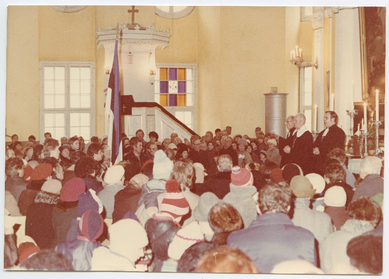 Eesti Vabariigi riigilipu õnnistamine enne heiskamist vabariigi aastapäeval Valgas Jaani kirikus